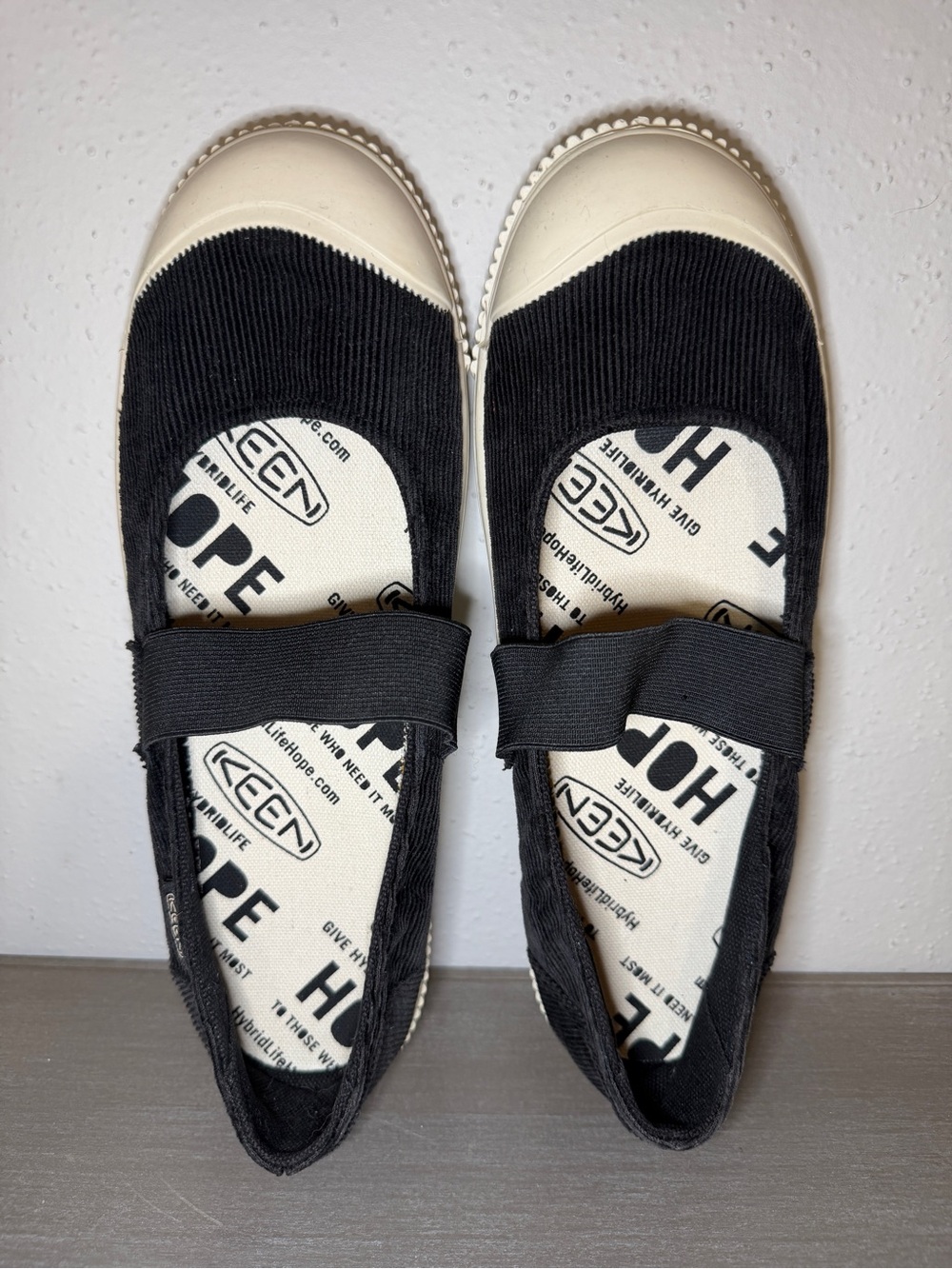 Vintage KEEN Women’s Black Corduroy Mary Jane Flats Size 10 US Elastic Strap
